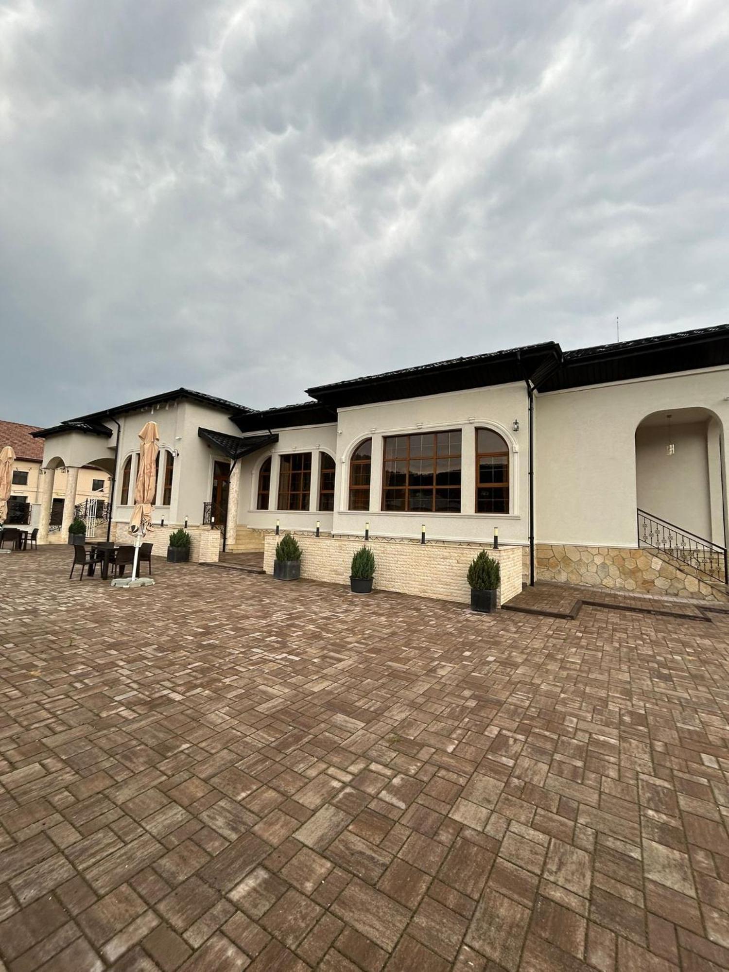 Hotel Complex Zeus Leresti Exterior foto