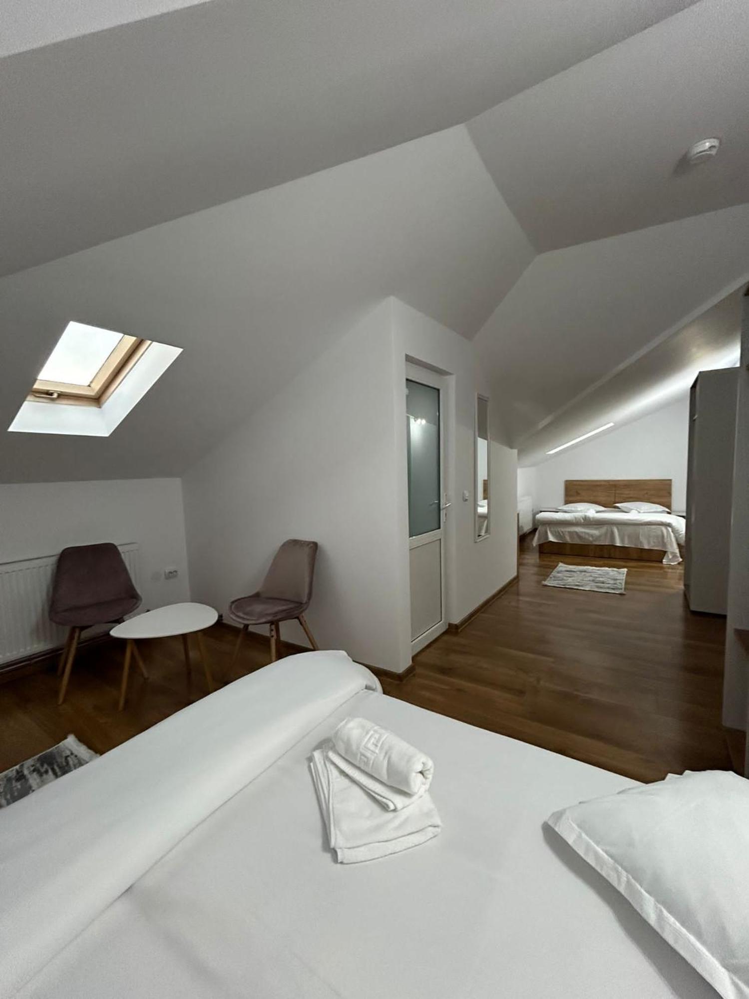 Hotel Complex Zeus Leresti Habitación foto