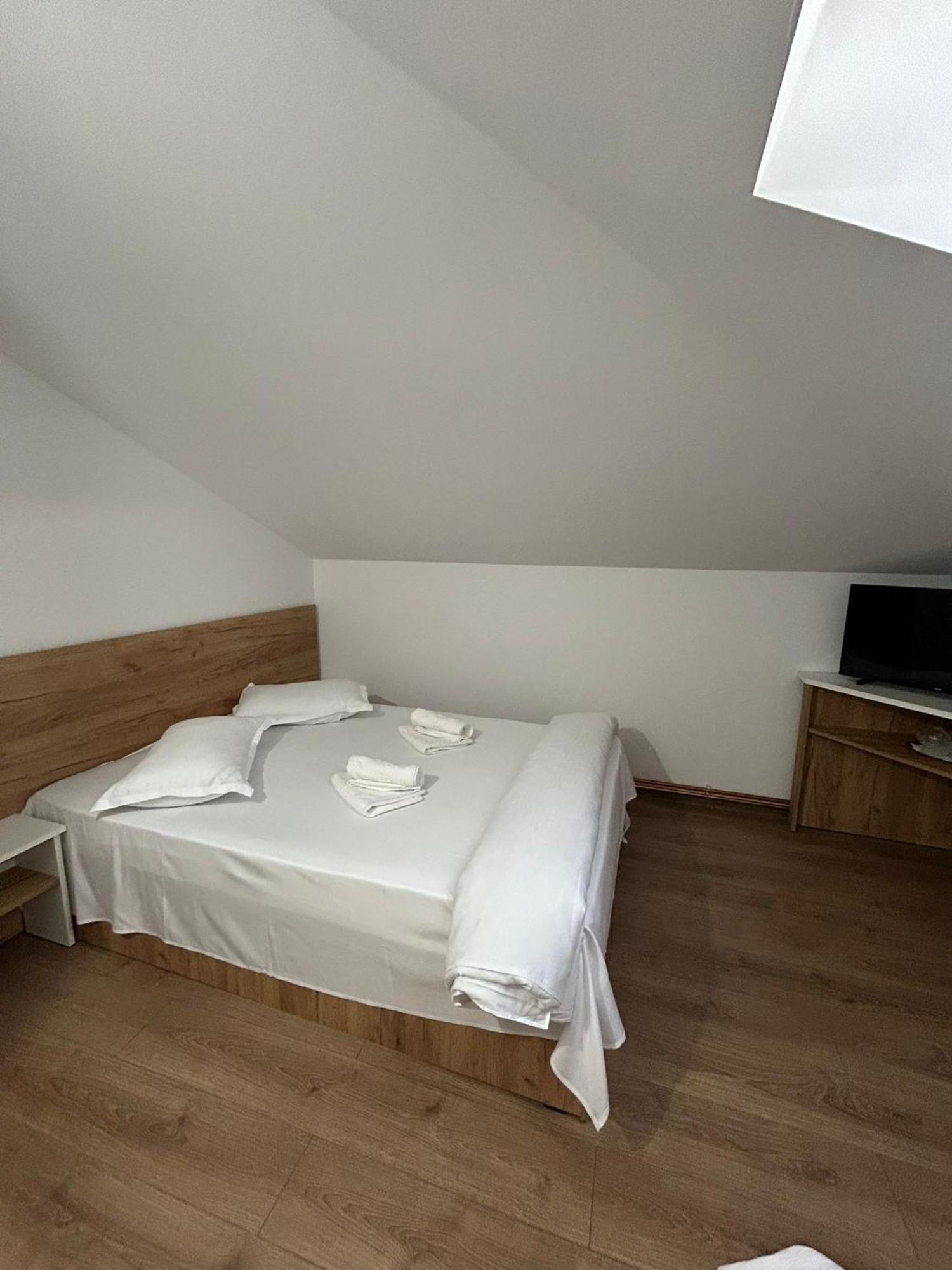 Hotel Complex Zeus Leresti Habitación foto