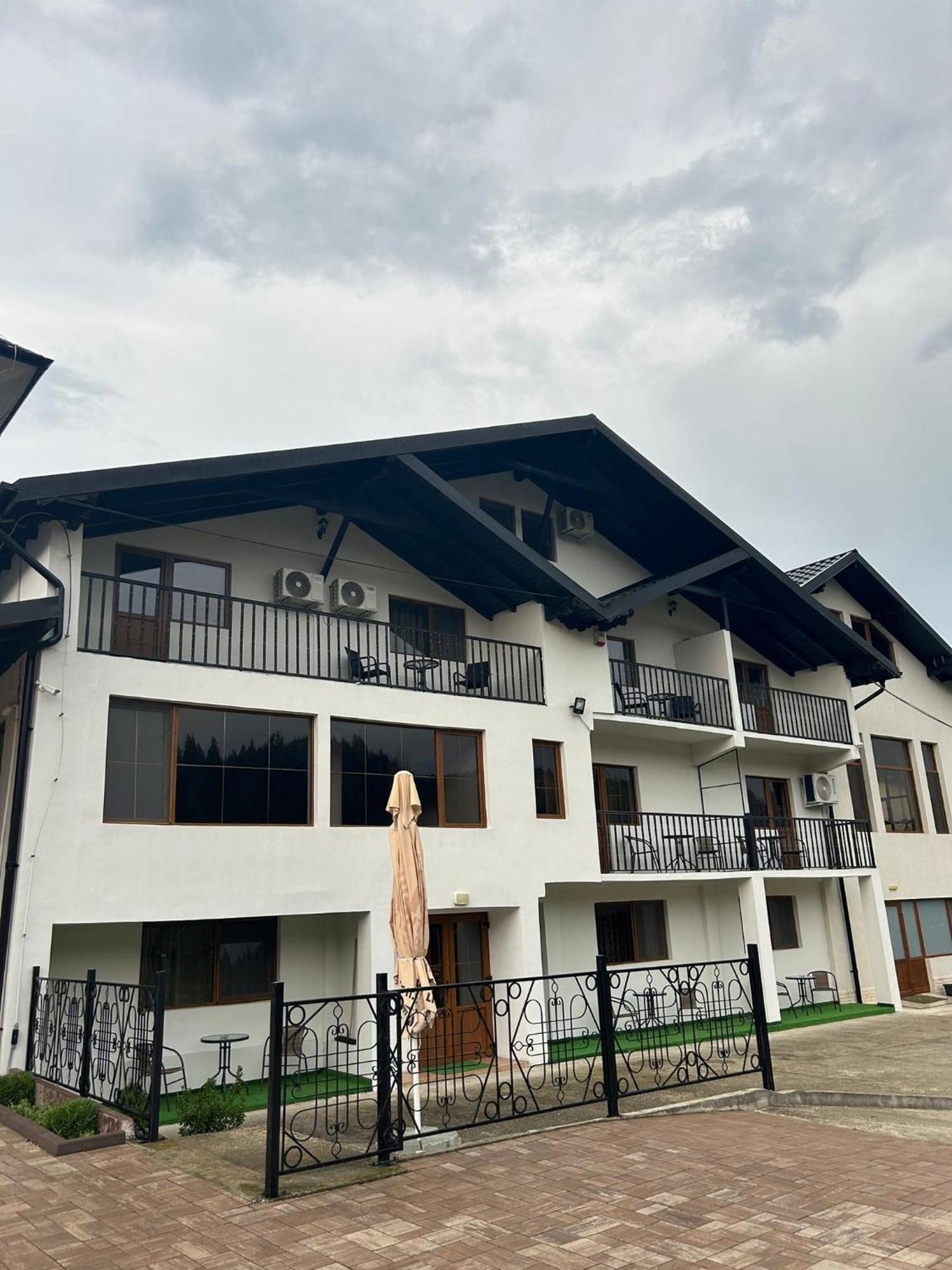 Hotel Complex Zeus Leresti Exterior foto